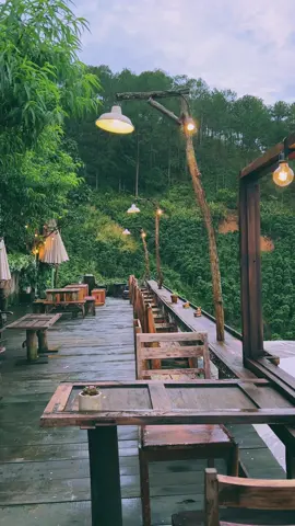 Ai cũng phải có cho mình khoảng trời ký ức.. #dalat #reviewdalat #nhabenrung #cafenhabenrung #nhabenrungcoffee #nhabenrungcaphe #caphenhabenrung #QuánCafeViewĐẹp #binhyen #homestaydalat #homebenrung 