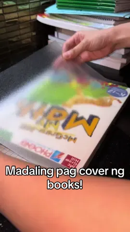 Pinaka madali at mabilis na pag cover ng books 📚 #fyp #backtoschool #schoolhacks #schoolsupplies #bookcover #plasticcover 