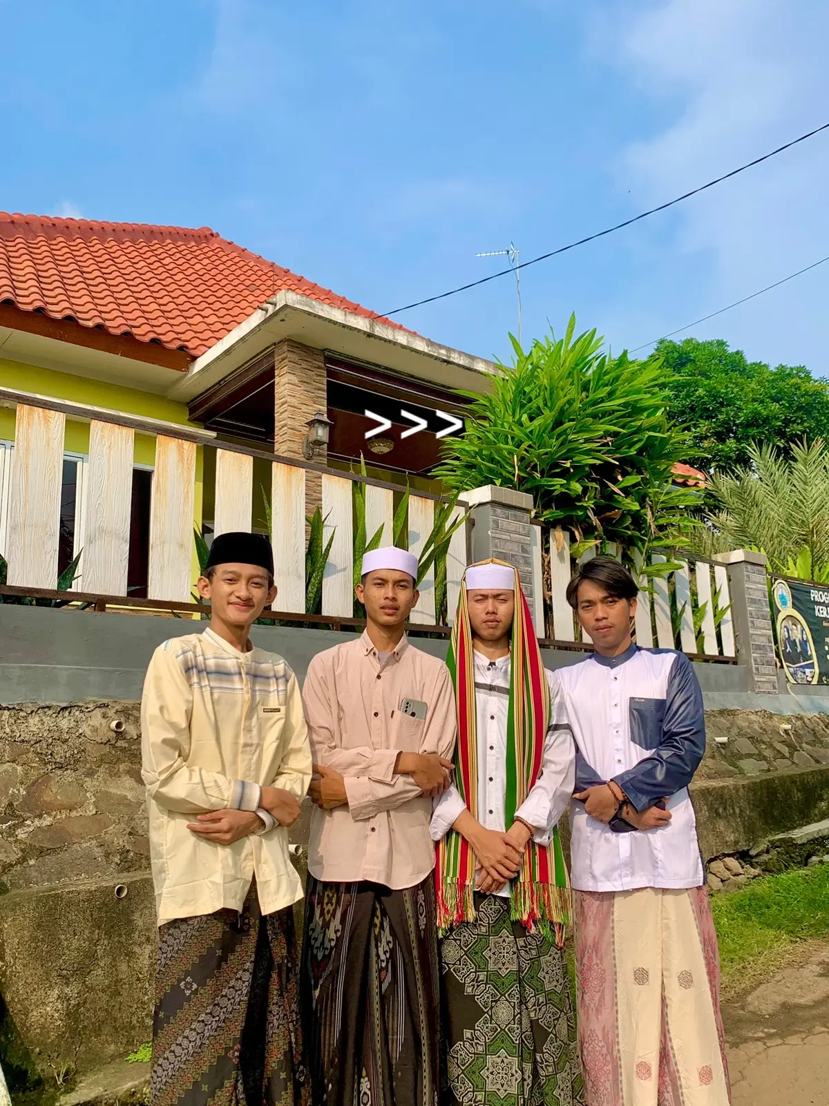 #eidmubarak #trend #tren #arabic #arabicsong #fyp #fypp #fypシ゚viral #masyallah #masyallahtabarakalllah❤ #sarungan #lagitrend #trendingtiktok #berandafyp #santri #fyppppppppppppppppppppppp #lewatfyp #beranda #tiktok #pengenfyp #fotogeser #arabictiktok 