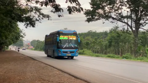 Tân Quang Dũng (xanh) xe chạy ql14 nhà này nghe nói đợt này mạnh dũ lắm đúng ko ạ #nhaxetanquangdung #hoitiktokxekhachvietnam #xekhach #xekhachvlog #xekhachvn #xekhachvietnam #xekhachvietnam🇻🇳 