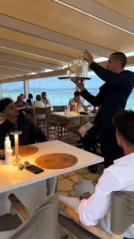 ✨Para mí es un placer servir a estos dos señores en @Numa Beach que disfrutan de un día maravilloso con unas vistas espectaculares.✨ #venturascristian #escuela #maestro #profesor #elegancia #hosteleria #viral @banderaluna 
