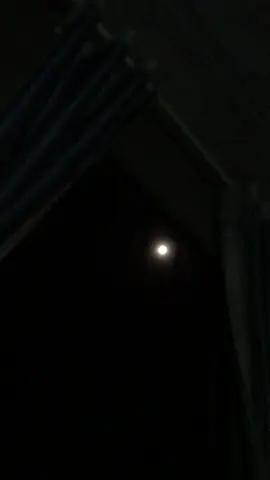 Ánh trăng đêm nay qua ô cửa sổ phòng ngủ mát mẻ bình yên 😊 