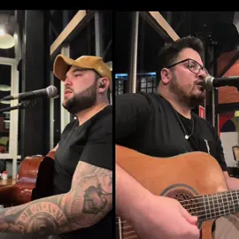 Um trechinho do nosso show de sexta feira na @amioespetaria  #violão #voz #natural #acustico #nopelo #aovivo #bar #sentimentos #dupla #sextaferia #cordas #vocalist #cerveja #amor 