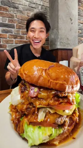 Mega Burger Challenge at Shinjuku! Started as a 3kg challenge, but I made it a little more intense by adding 5 extra cheeseburgers 🙌 #foodchallenge 