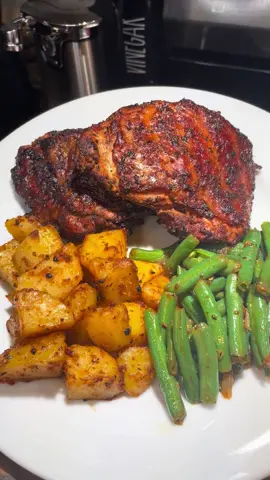 Fathers day dinner 😋 smoked chicken thighs, roasted potatoes and green beans 🤤🤤 #f #FathersDay #bbqszn #grilling #grillingseason #myparents #favorite 