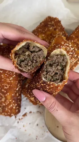 טורטיה מטוגנת במילוי בשר 🤤 מצרכים: (12 יחידות) טורטיות קילו בשר טחון (רצוי עם שומן) בצל גדול קצוץ חופן פיטרוזיליה קצוצה כף מלח כפית פלפל 1/2 כפית כמון כפית פפריקה 1/2 כפית שום גבישי 3 ביצים פירורי לחם שמן לטיגון דבק לסגירת הטורטיות-  2 כפות קמח 4 כפות מים להגשה: טחינה אופן ההכנה: במחבת חמה עם שמן נטגן בצל עד להזהבה קלה, נוסיף את הבשר הטחון ונפורר בעזרת כף עץ. לאחר שהבשר שינה את צבעו נוסיף פיטרוזיליה ואת התבלינים (אפשר לתבל בכל מה שתבחרו). נערבב הכל יחד ונניח בצד להתקררות. להכנת הדבק- נערבב את הקמח והמים.    לאחר מכן נתחיל למלא את הטורטיות,  נניח במרכז כמות יפה מהבשר שטיגנו נקפל את הצדדים ונגלגל. בקצה של הטורטיה נמרח מהדבק שהכנו ונסגור היטב.  נצפה את הטורטיות בביצה ולאחר מכן בפירורי לחם,  נחמם מחבת עם שמן בנדיבות ונטגן את הטורטיות עד לקבלת השחמה קלה מכל צד. #טורטיהממולאתבשר #טורטיה #פוריו #foryou #foryoupage #yummy #yummyfood 