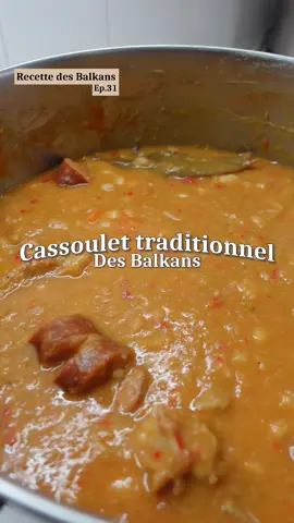Cassoulet traditionnel des balkans | Pasulj sa mesom 🍲 Ingrédients  -400 gr d'haricots blancs -300 gr de viande  -1 carotte -1 oignon -1 poivron -1 poireau -2 càc farine -1 càc paprika Plongez les haricots dans l'eau pendant 24h pour qu'ils se gorgent d'eau. Faites les bouillir, égouttez puis versez tous vos aliments dans la casserole. Faites mijoter à feu moyen pendant 1h30 à 2h. À l'approche de la fin, préparez un roux avec de l'huile, de la farine et du paprika. Bravo vous avez réussi un cassoulet fait maison ! #cassoulet #cassouletmaison #pasulj #pasuljprebranac #balkanfood #balkanfoodie 