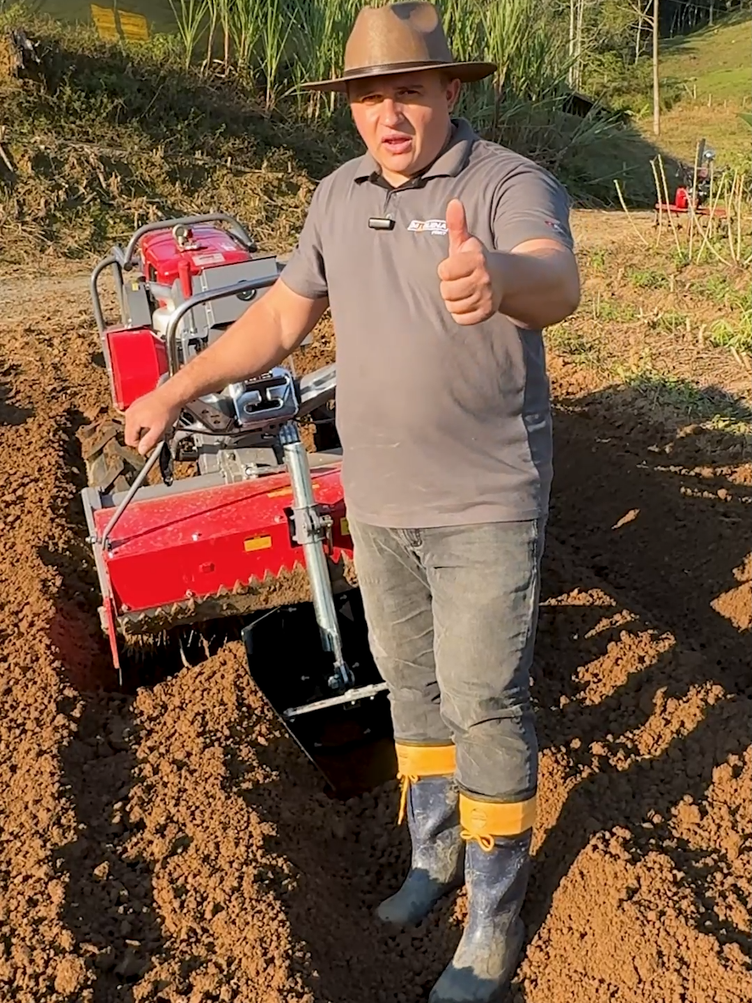 🛠️ Quer saber como o Sulcador S900 pode revolucionar seu trabalho no campo? Assista ao vídeo completo no YouTube e descubra! Acesse nas redes sociais! Instagram: @Portal01oficial YouTube: https://www.youtube.com/watch?v=Pva_lHGi-tM E acesse o site da loja parceira do canal: www.lojalider.com.br Ou chame no WhatsApp: 47 3562-2456 #ferramentasagrícolas#implementosparamicrotrator#SulcadorS900