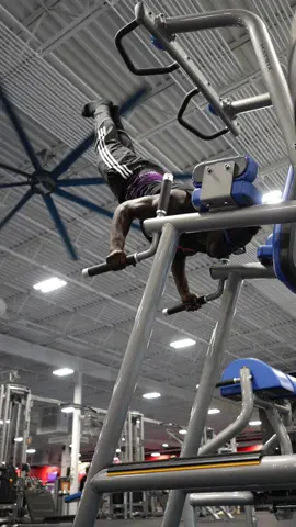 Calisthenics at the gym #fyp #viral #calisthenicsworkout 