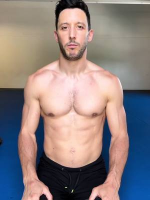 No hay columna sana sin una buena respiración.  👇 Los músculos más activos durante la respiración son los músculos que mantienen la columna erguida.  Es por eso que existe una co-activación entre el diafragma, los erectores de la columna, los intercostales y los músculos del cuello.  Mejorar tu forma de respirar, cambiará tu postura. De la misma forma que cambiar tu postura va a mejorar tu respiración.  Es por eso que te recomiendo empezar a ser más consciente de tu manera de respirar.  👉 crees que tu respiración es correcta? Cuéntame en comentario cómo sientes tu columna cuando respiras profundo de esta forma! #respirar #respiracion #diafragma 