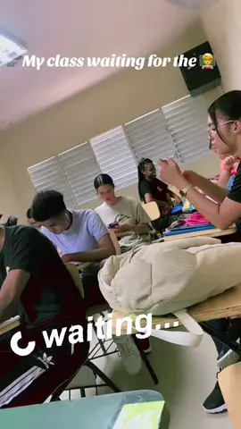 Jejejeje waiting for the teacher 🤣😂🤣#englishclass #inmercionprogram 