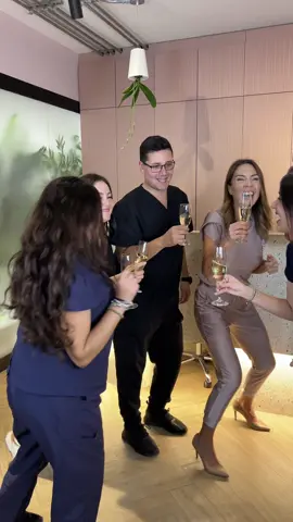 Estamos de aniversariooo y nos unimos al trend 🫣🦷✨ #odontologia #estetica #sonrisas #aniversario #pedrotrend #fyp #parati #foryou 