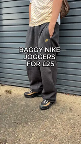 #streetwear #baggyjeans #trackpants #ukstreetwear #sportslife #sportslifestyle 