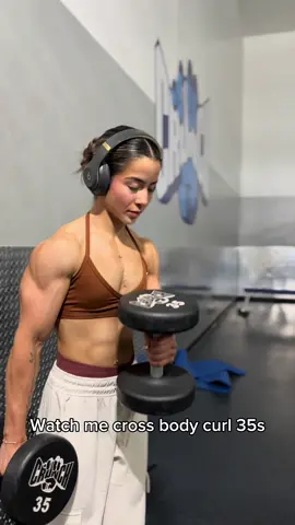 Watch me crossbody curl 35s for the first time 😮‍💨 why did they move easily though?!   #gymgirl #gym #gymmotivation #gymrat #lift #liftheavy #lifting #fit #Fitness #gymaddict #muscle #musclemommy #GymTok