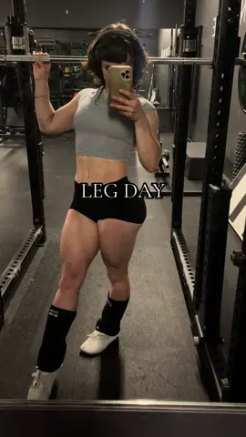 Struggling #legsworkout #squats #workoutroutine 