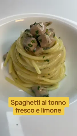 Basta un piatto di spaghetti al tonno fresco e limone per sentire il sapore dell’estate 🐟🍋 Prepariamo la ricetta insieme a @leonardo_masterchef12  Cosa ne pensate? Prepararla è semplicissimo provateci anche voi! #cucchiaiodargento #ricettadelgiorno