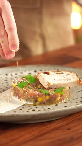 Tártaro de atum é absolutamente fantástico mas fica mais incrível ainda nos dias de calor 🔥 Vídeo completo no meu canal de YouTube  Lista de Ingredientes:  - 1 bife de atum fresco ( 200-250 gr) - 1 chalota picada - coentros - gengibre Q.B.  - 50 gr de manga  - 1 gema de ovo  -  1 lima, sumo e raspas  -  Sal e pimenta