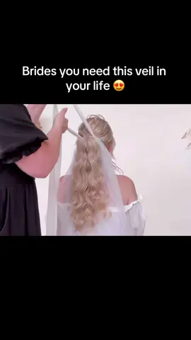 Ponytails are hige right now for bridal hair, if you are a bride wearing a ponytail you need this veil!!!  Send this to a bride who needs to see this veil.  Made by Harriet Falvey (she makes the best veils & ships worldwide 🙌🏻) #veil #weddingveil #weddingideas #bridetobe #hairtutorial #ponytailhairstyle #ponytailhack #bridalhair #weddinghair #hairhack #weddinginspo 