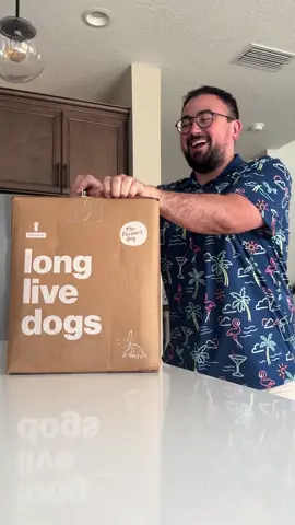 I decided to spruce up Gretchens eating routine with @The Farmer’s Dog! What’s even more exciting is you can get 50% off your first box + free shipping by using the link in my bio. I will be donating 100% of the commission earned on every new subscription to a local animal rescue (the one where I got Gretchen from, actually). So it’s a great time to give it a try! #tfdpartner #thefarmersdog 