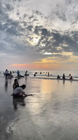 Bình minh trên biển Sầm Sơn. Năm nay trở về Sầm Sơn quá ưng luôn. Đông đúc nhưng phải nói Biển Sầm Sơn có bãi tắm đẹp nhất miền Bắc là thật. #binhminh #bien #samson #megauni 