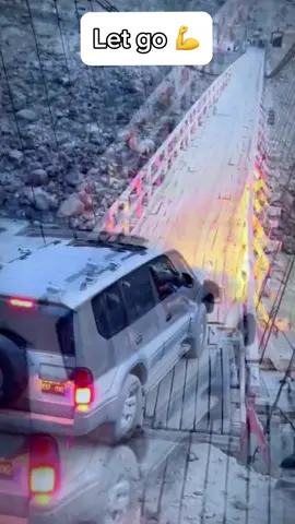 Chiếc cầu đã quá tuổi nó liệu có làm sao khi đi qua#tainan #excavator #mayxuc #xuhuong 