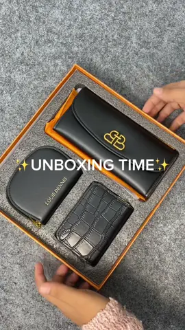 Mau harga diskon? Buruan join live aku dan jangan lupa follow dlu ya biar dapat harga diskon untuk dompet 3in 1 yg ini🥰🫶🏻 #dompet3in1 #dompetboxpremium #dompet #dompetwanita #dompetmurah #fyp #fypシ゚viral 