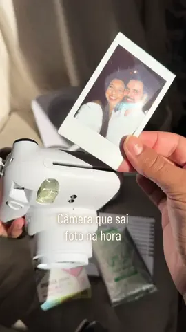 Foto fresquinha haha, saindo na HORA, eu AMEI isso!😍 Comente “eu quero” que te envio o link É um caminho sem volta ta?! Pq agora quero tirar foto de tudo🤎 #instax #instaxse #instaxmini #instaxmini12 #camera #polaroid #fotos #casal #mercadolivre #compras #comprasonline 