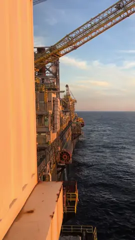 Mais um dia na vida offshore  . . . . . . . . . . . . . . #offshorelife #mundooffshore #offshore #peaooffshore #fy #alpinista #pordosol #mar 