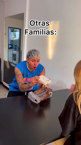 Otras Familias VS Mi Familia!! 😅😂🤍 #humor #parati #paratii #fyp #cumpleaños #familia 