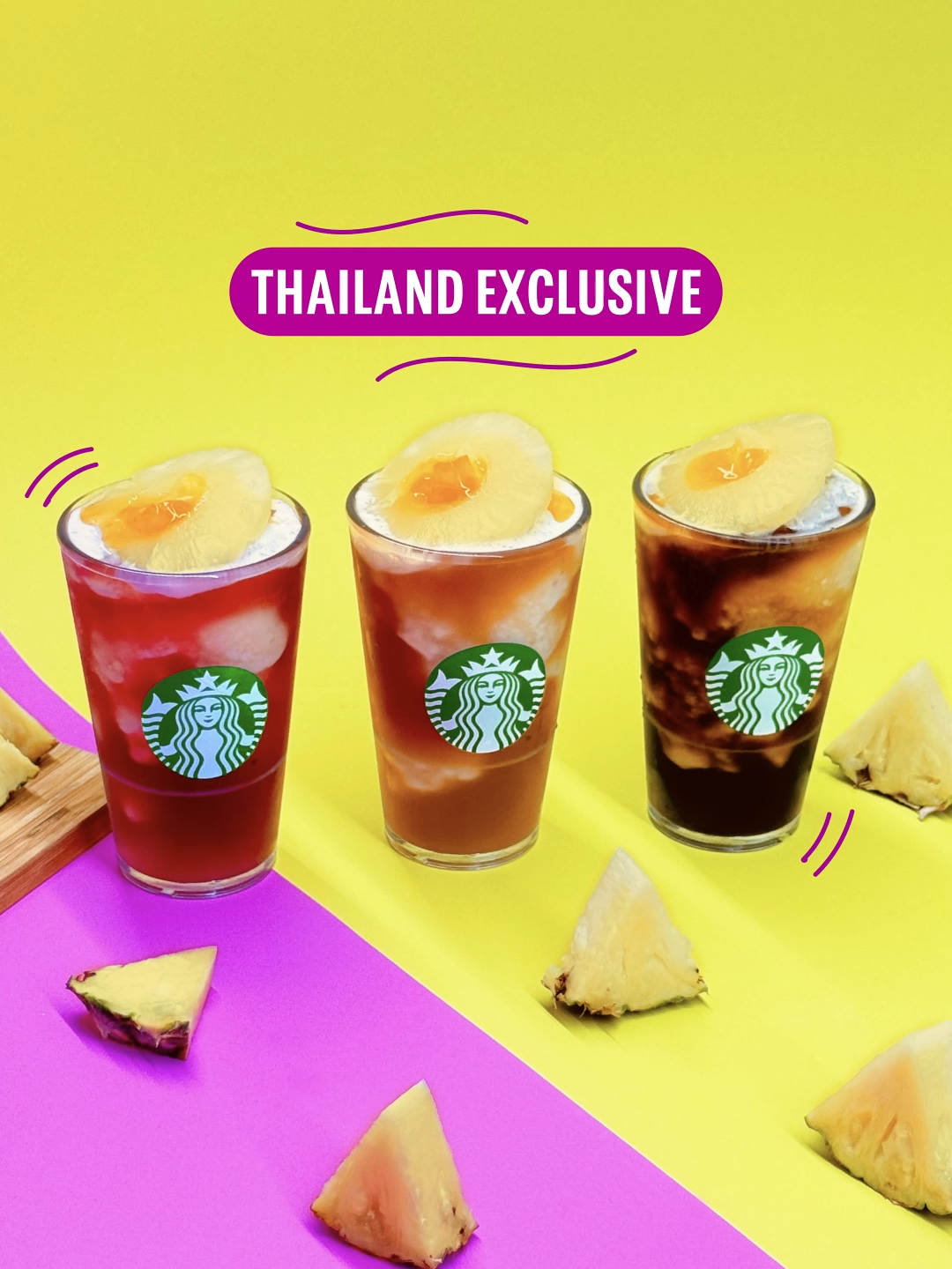 สับปะรดหอมสุวรรณกลับมาแล้วววว!🍍 ใครคิดถึงบ้างยกมือขึ้น เมนูที่ผสมผสานน้ำสับปะรดหอมสุวรรณและซอสเนื้อสับปะรดเข้าด้วยกัน ท็อปด้วยซอสและเนื้อสับปะรดชิ้นโต รวมความสดชื่นไว้ในแก้วเดียว! เลือกอร่อยได้ถึง 3 เมนู 💛 Homsuwan Pineapple Cold Brew 💛 Homsuwan Pineapple Black Tea 💛 Homsuwan Pineapple Hibiscus Tea สั่งได้แล้ววันนี้ ทั้งผ่าน Starbucks® TH app ทั้งสั่งล่วงหน้าแล้วแวะรับที่ร้าน, Starbucks Delivery, สั่งผ่านแอป เสิร์ฟที่โต๊ะ, บริการ Drive Thru และที่ร้านนะคะ #FunShinesOn #StarbucksTH