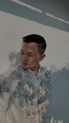 Udah ya jangan disuruh buat lagi, sekarang gantian kamu yang aku videoin. Ok? 