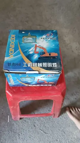 Đèn pha máy cẩu, máy súc , ô tô , bóng H4 màu vàng #phutungoto #xuhuong #xuhuongtiktok #denhau #denpha 