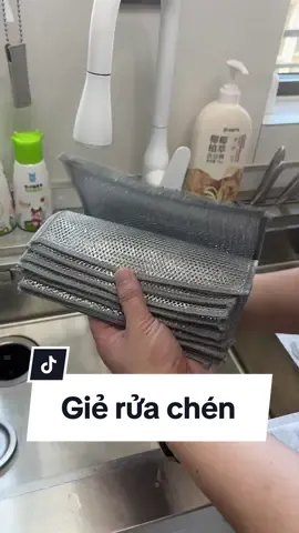 Giẻ rửa chén bằng lưới thép 2 lớp này rất tiện lợi. Nó dễ dàng vệ sinh mà không sợ làm trầy xước nồi, mau khô và rất nhẹ #giadung #giadungtienich #gieruachen #luoiruabat #gieruabat #taphoadaudau 