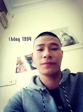 Năm tôi 5 tuổi, cô ấy đã học lớp 10 Năm tôi 15 tuổi, cô ấy đã đi làm kiếm được tiền Năm tôi 25 tuổi, cô ấy mang bầu và trở thành vợ tôi Năm tôi 26 tuổi, cô ấy trở thành mẹ của con tôi Cô ấy...hơn tôi 10 tuổi Tôi lương 5 triệu, cô ấy ở nhà chăm con Cuộc sống dù còn nhiều khó khăn, chúng tôi vẫn luôn mỉm cười và vượt qua Đúng nghĩa là 1 túp lều tranh, 2 trái tim vàng ❤️