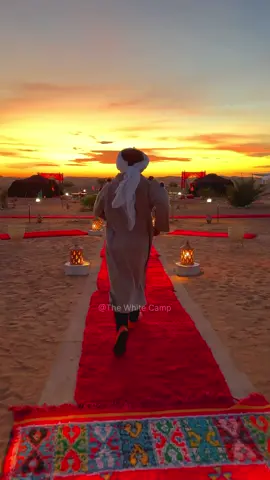 اجمل مخيم بمرزوكة 😍 إسم المكان : TheWhiteCamp #merzouga #morocco #saharadesert #tours #saharaofmorocco🇲🇦 #sunset 