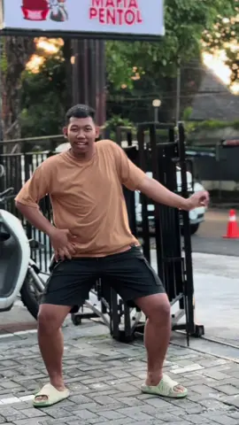 Enak nya ngajak goyang sama siapa nih cah biar ndak sendiri ? komen, Jangan lupa mafia pentol buka hari rabu tgl 19 Juni jam 10.00-23.00 malam Di Jl Kawi no 37 Kota Semarang @TEAM MAFIA PENTOL #fyp #xybca #lolololapokoniku #ngertidewekanbarange #beranda #cangkemnganggur 