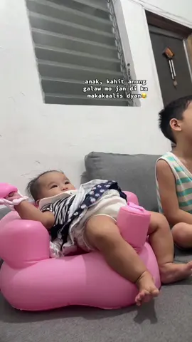 Perfect sa mga busy momsss🫶 #inflatablesofachairforbaby #sofaforbaby #inflatablesofa #teether 
