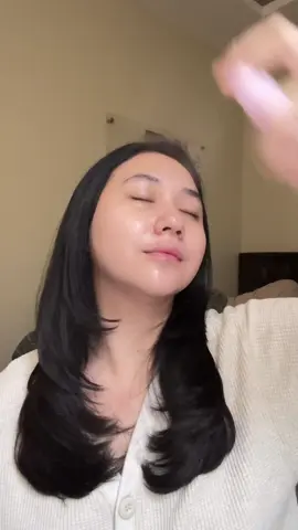 no peres tp face mistnya beneran lembab bgtbgt, w gaboong! kalo gapercaya cobain deh asli, kulit kering bakal suka banget krn liat aja itu bener bener glowing parah kan😭🫵🏻   beli dah mumpung lagi promo beli produk 100k dapet gift senilai 200k, KAPAN LAGI‼️ @CNF Store #CoolDownInDulu #BanilaCoId 