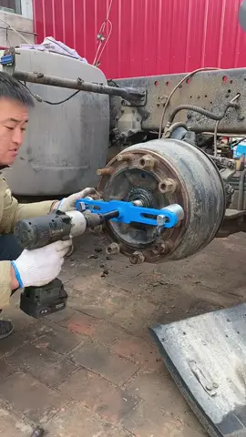 Chưa bao giờ tháo tam bua xe tải lại dễ dàng đến vậy,anh em quan tâm nhấn góc trái màn hình nhé #suaoto #autocar #caitaoxeoto