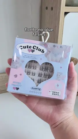 super easy to apply and can be re-used 3/4 times 🫶🏻 many designs to choose from as well, i chose n01 for a natural daily look! 🎀 click yellow basket to check it out! #flortte #flortteeyelashes #noglueeyelashes #selfadhesivelashes #selfadhesiveeyelash #cbeauty #kbeauty #falsies #eyelashes #小红书 #makeup #MakeupRoutine #tiktoksg #ugccreator 