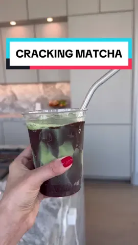 Magic Shell Matcha 🍫🍵 #crackinglatte #matcha #matchalatte #chocolatecrackinglatte #chocolatematcha #matchatiktok #matcharecipe 