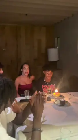 #NOTICIA 14 años cumple Cristiano Jr. y Georgina Rodríguez le prepara esta fiesta sorpresa al primogénito de su novio en la que no faltan regalos, como una maleta de marca, y su tarta de cumpleaños con sus correspondientes velas. Una familia que, a pesar de todas sus circunstancias, intenta vivir con la mayor normal posible algo que en su caso no es nada sencillo... #georginarodriguez #sevillamagazine #cumpleaños #actualidad 