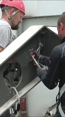 Hammer vs. Zange geht schief 😂 #DIY #bau #handwerk #baustelle #hausbau #stahlbau #stahl #bad #bauen #funny #lol #fail 