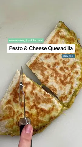 Easy toddler / kids lunch recipe (dairy free) INGREDIENTS - 1 tortilla wrap - 2 tbsp DF pesto (I used @Tesco free from) - handful of grated cheese (I used @Applewood Cheese smokey vegan) METHOD 1. Put a dry frying pan on a low heat 2. Meanwhile spread pesto onto one half of the wrap, top with grated cheese and fold over 3. Cook for a couple of minutes each side until the cheese is melted and tortilla is golden 4. Slice & serve … #dairyfreemeals #dairyfreerecipes #dairyfree #thedairyfreemum #easykidsmeals #toddlerlunch #kidslunchideas #cmpa #dairyfreetoddler #toddlermeals 