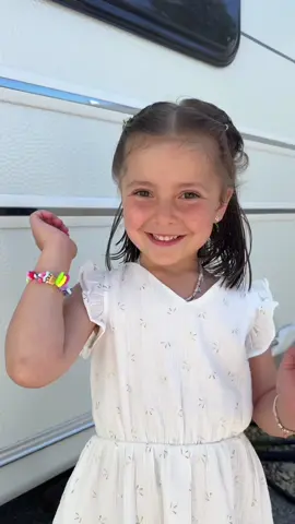 Réponse à @christopherhlauda Je republie car Tiktok a bloquer notre vidéo 😅 Un nouveau court de langue par Anna, 5 ans 😉❤️ #anna #pourtoi #fyp #humour #gitan #gitans #gensduvoyage #viral 