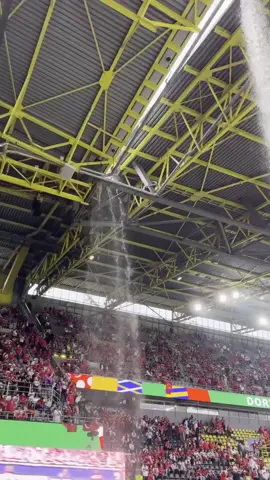 Assim se encontra o Signal Iduna Park para a partida entre Geórgia e Turquia. Vai rolar um Polo aquático? 👀👀 🎥: TV Football #Futebolinternacional #Euro202