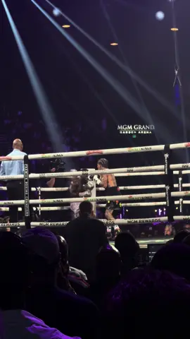 ¿Os perdisteis el Ko de Tank Davis ?  Aqui os lo dejo grabado para vosotros desde primera fila ¡¡ con sorpresa final incluida!! 😘💥  ¿Que os ha parecido? #boxeo #lasvegas 