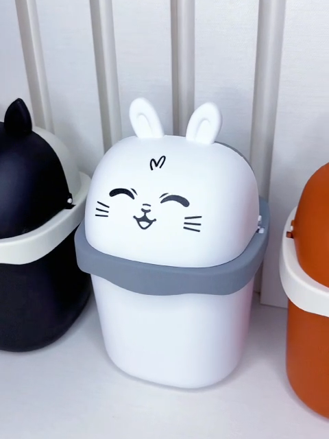 Novidade!!✨ 🐻🐰🐱 Três opções adoráveis para manter seu ambiente limpo e organizado! Conheça nossas lixeiras de 1,5L em formato de urso, coelho e gato. Perfeitas para qualquer espaço, elas trazem um toque de fofura e funcionalidade ao seu dia a dia. Qual é a sua favorita? Comente! Para saber mais sobre este e outros produtos você pode acessar nosso site ou entrar em contato com a nossa equipe de vendas para orçamentos através do Whatsapp: (11) 91185-4009 - (11) 95940-0191 / Tel.: (11) 2413-1000 💕 #lançamento #lixeiras #limpeza #organização #ud #utilidades #keita #koizaschic