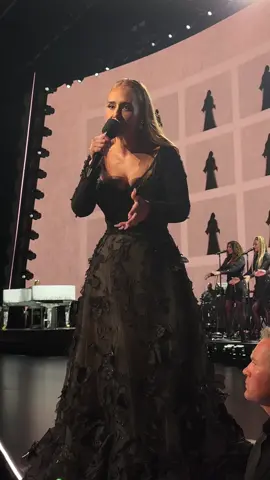 Tuviste mi corazon en tus manos pero jugastes con sus latidos ❤️‍🩹  #adele #adeleweekends #weekendswithadele #rollinginthedeep #adele30 #adelefans 