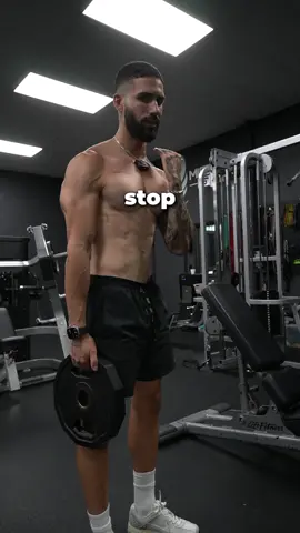 The hack to lose your love handles 👇🏽 Perform these 3 exercises to build abs: -Cable crunches -Delcine sit ups -Hanging leg raises 3 sets of 10-15 reps 2-3 times a week till failure Follow for more beginner fitness tips and save this video for later ✅ #Fitness #fatloss #abs #shredded #toned 